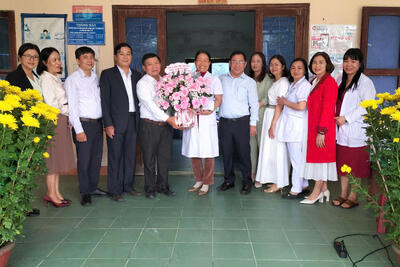 Lãnh đạo phường thăm, tặng quà trạm Y tế nhân ngày Thầy thuốc Việt Nam 27/2