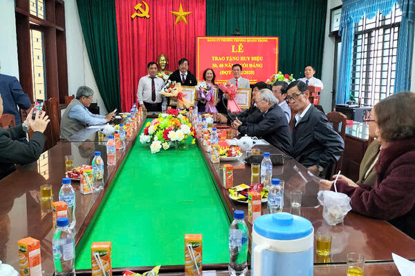 TRAO TẶNG HUY HIỆU ĐẢNG ĐỢT 3/2/2025